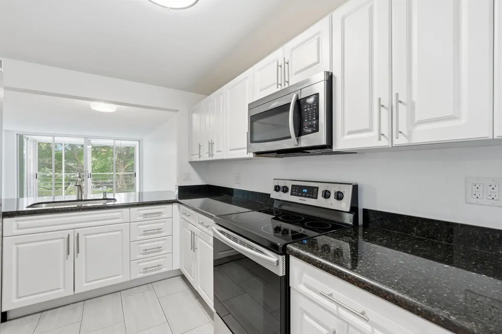 9325 Lagoon Place #405 Davie, FL 33324