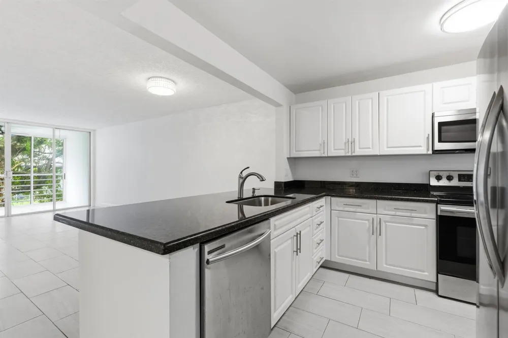 9325 Lagoon Place #405 Davie, FL 33324