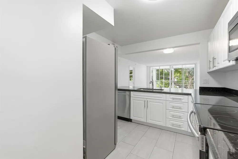 9325 Lagoon Place #405 Davie, FL 33324