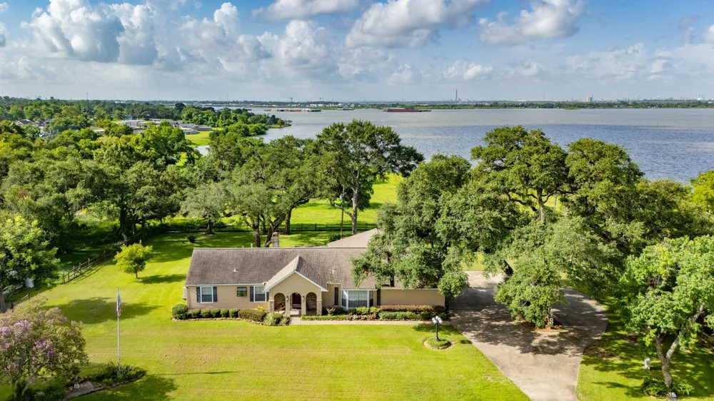 111 S 8th Street Highlands, TX 77562