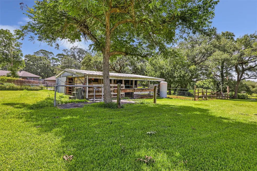 111 S 8th Street Highlands, TX 77562