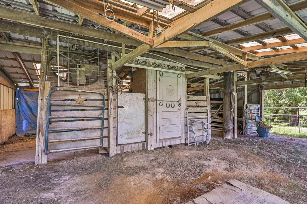 111 S 8th Street Highlands, TX 77562