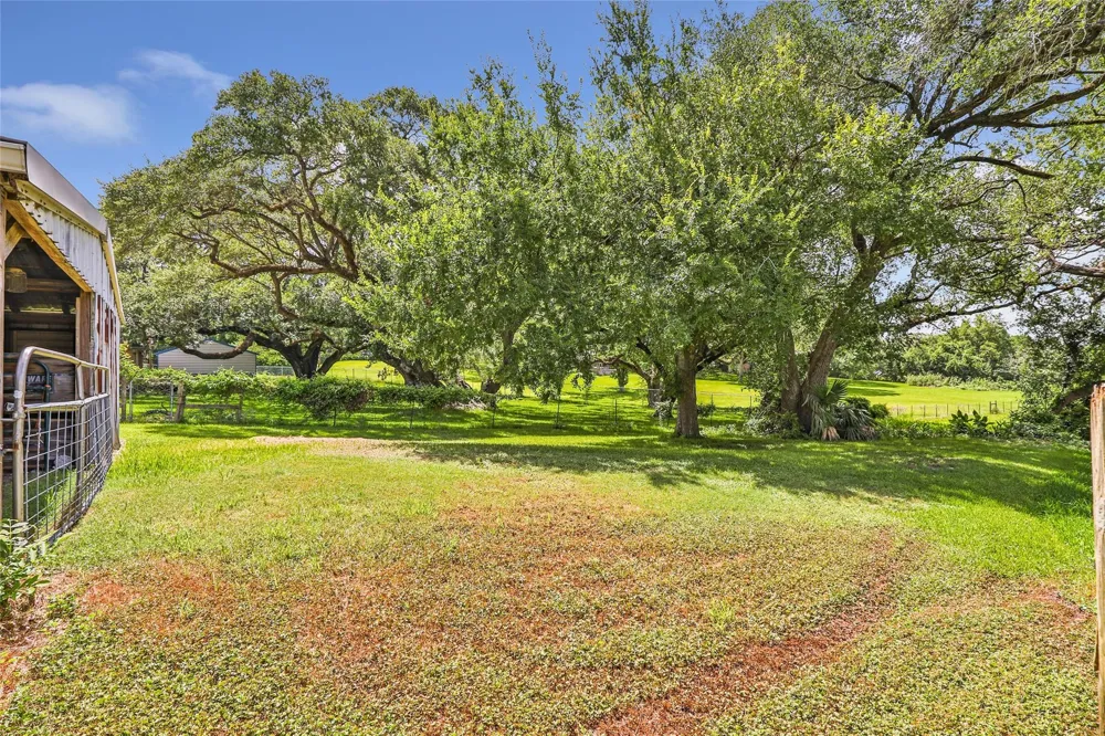 111 S 8th Street Highlands, TX 77562