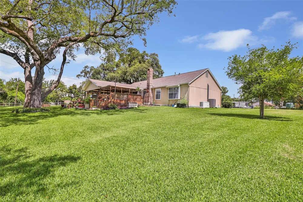 111 S 8th Street Highlands, TX 77562