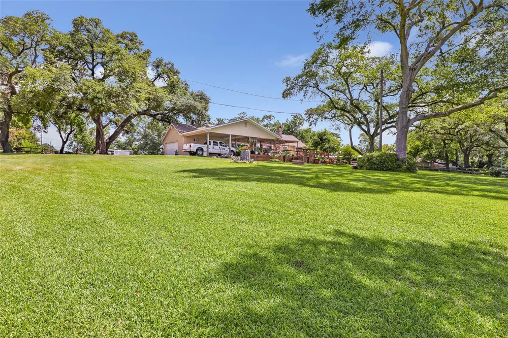 111 S 8th Street Highlands, TX 77562