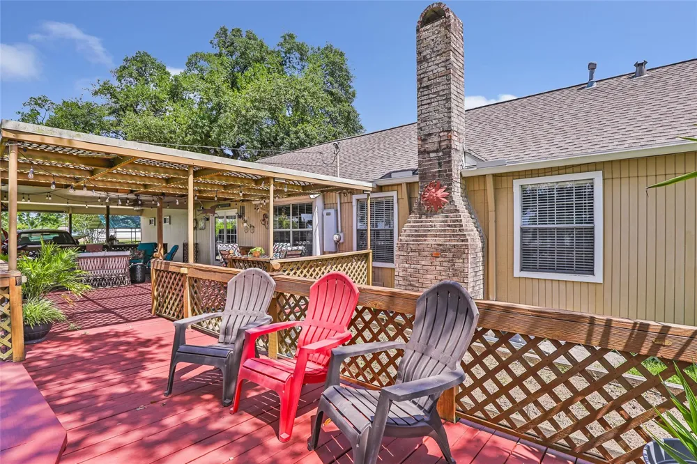 111 S 8th Street Highlands, TX 77562