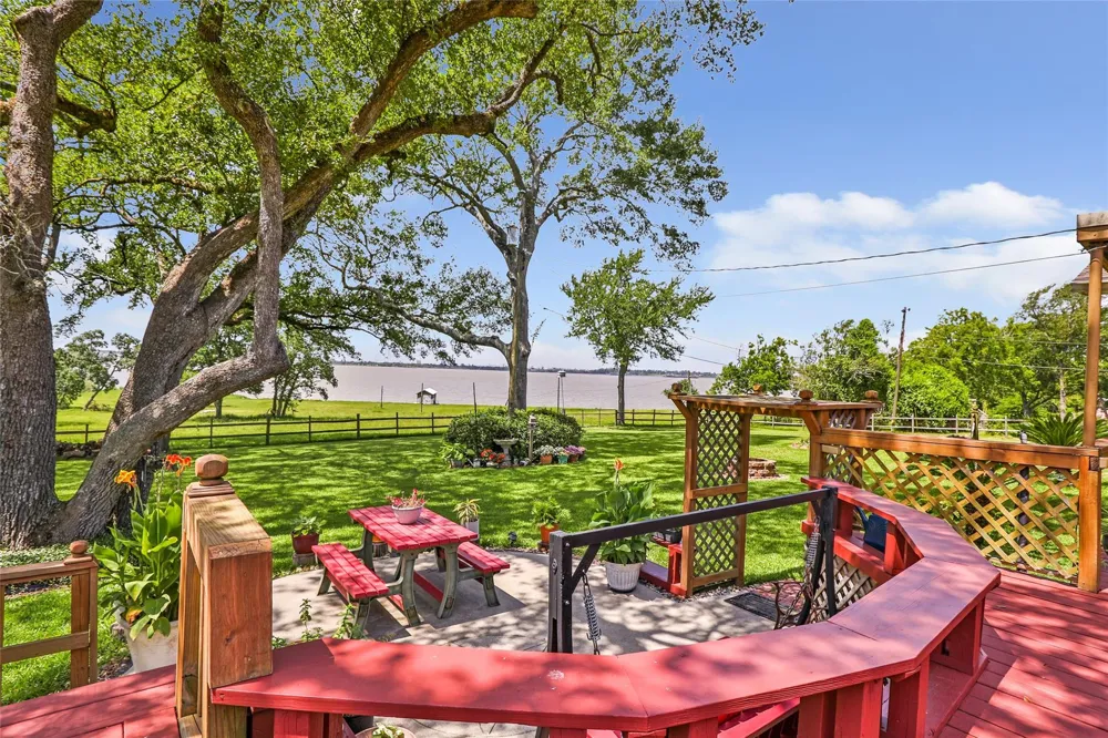 111 S 8th Street Highlands, TX 77562