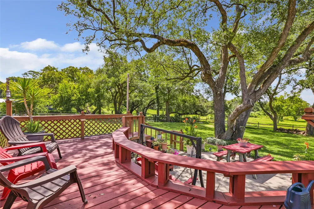 111 S 8th Street Highlands, TX 77562