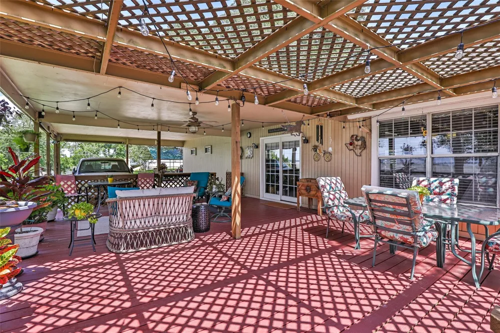 111 S 8th Street Highlands, TX 77562
