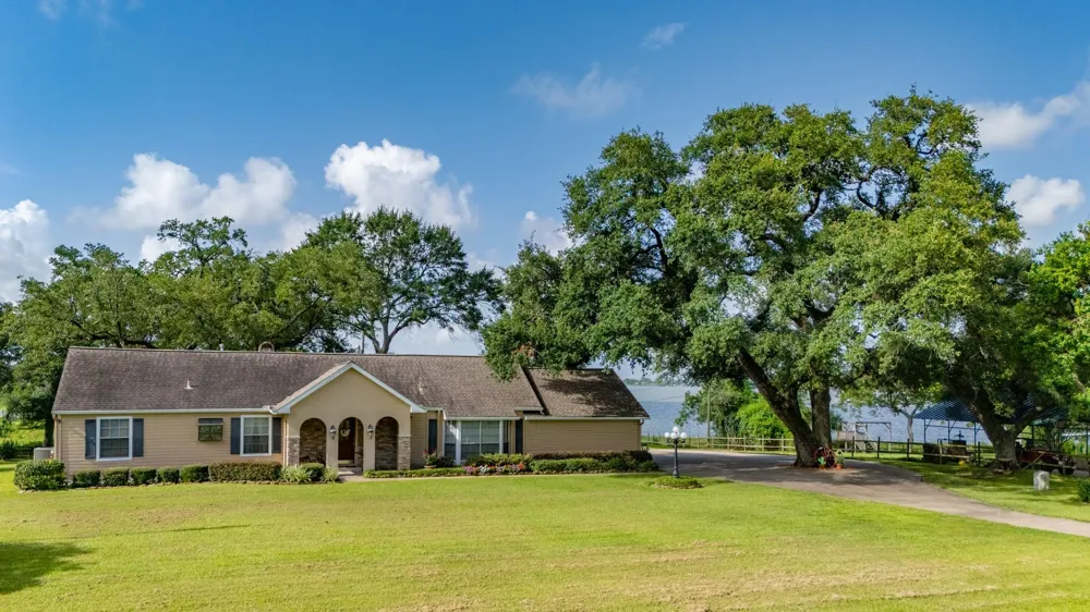 111 S 8th Street Highlands, TX 77562
