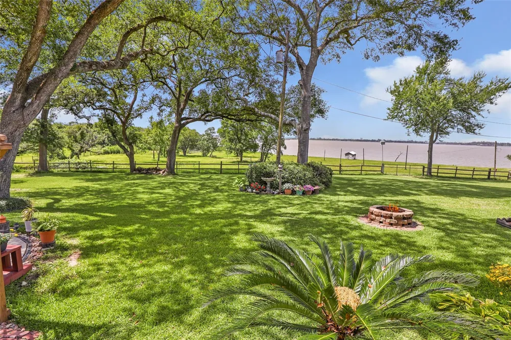 111 S 8th Street Highlands, TX 77562