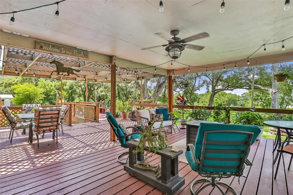 111 S 8th Street Highlands, TX 77562