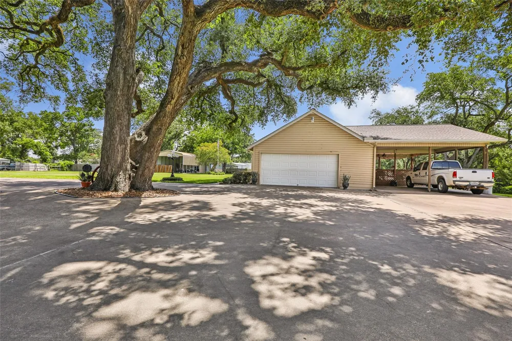 111 S 8th Street Highlands, TX 77562