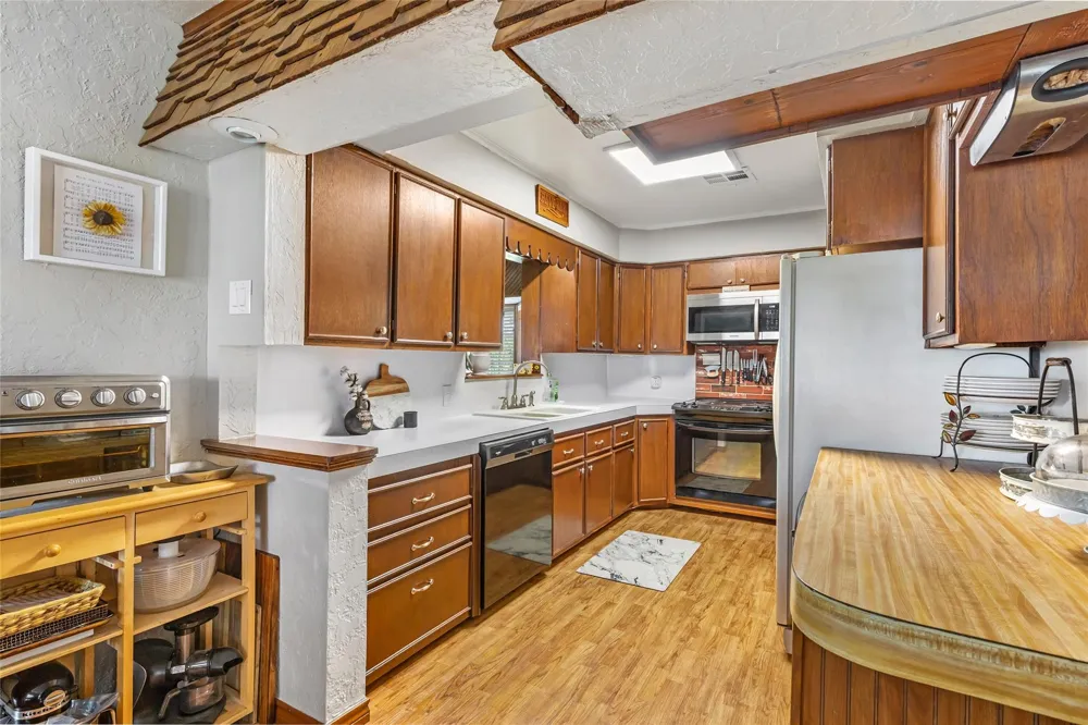 111 S 8th Street Highlands, TX 77562