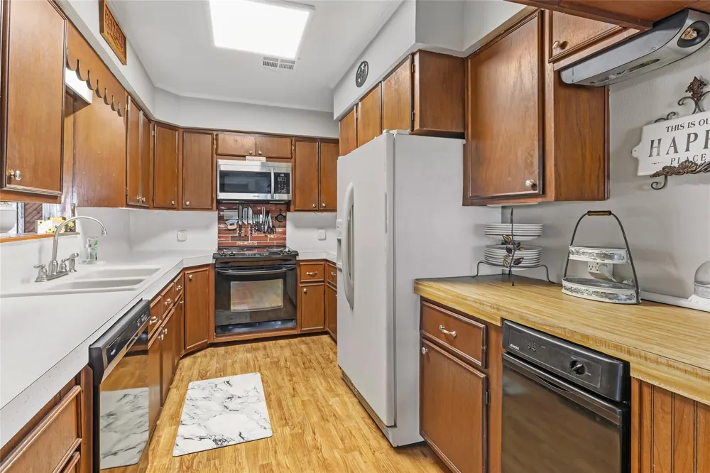 111 S 8th Street Highlands, TX 77562