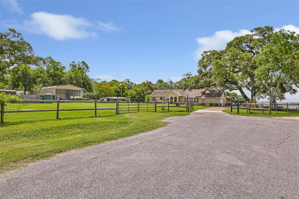 111 S 8th Street Highlands, TX 77562