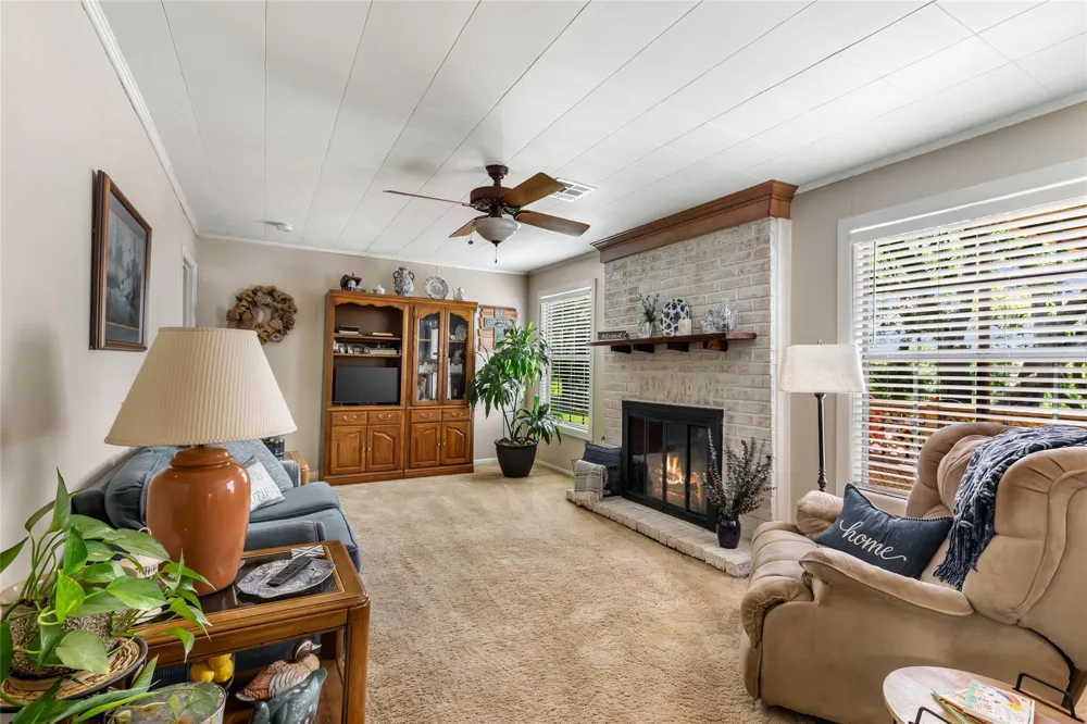 111 S 8th Street Highlands, TX 77562