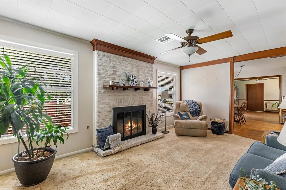111 S 8th Street Highlands, TX 77562