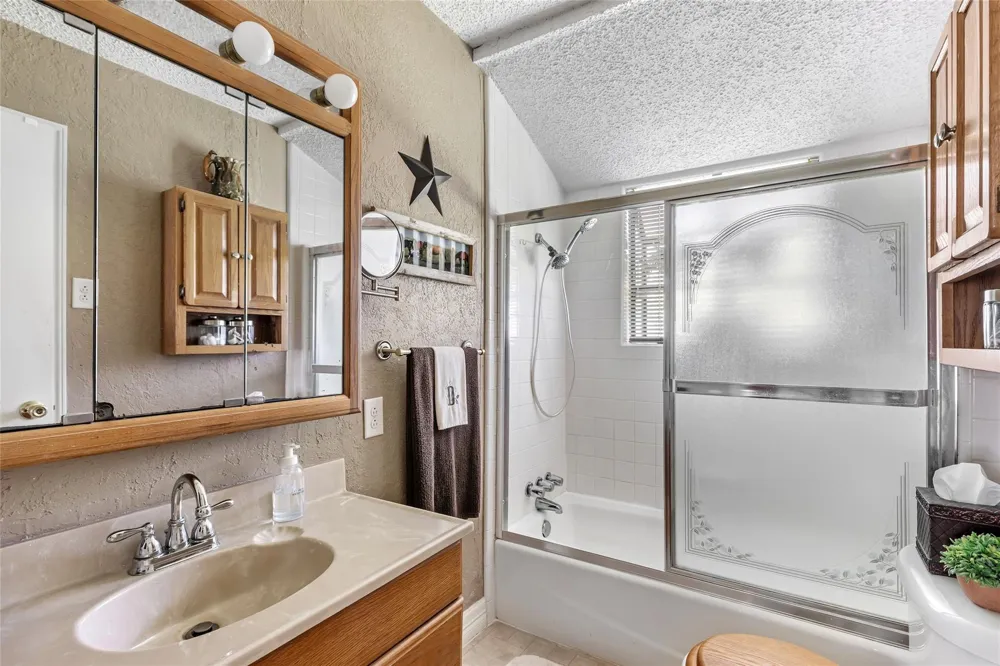 111 S 8th Street Highlands, TX 77562