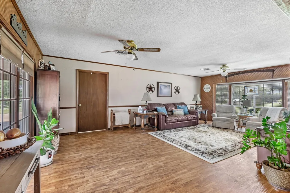 111 S 8th Street Highlands, TX 77562