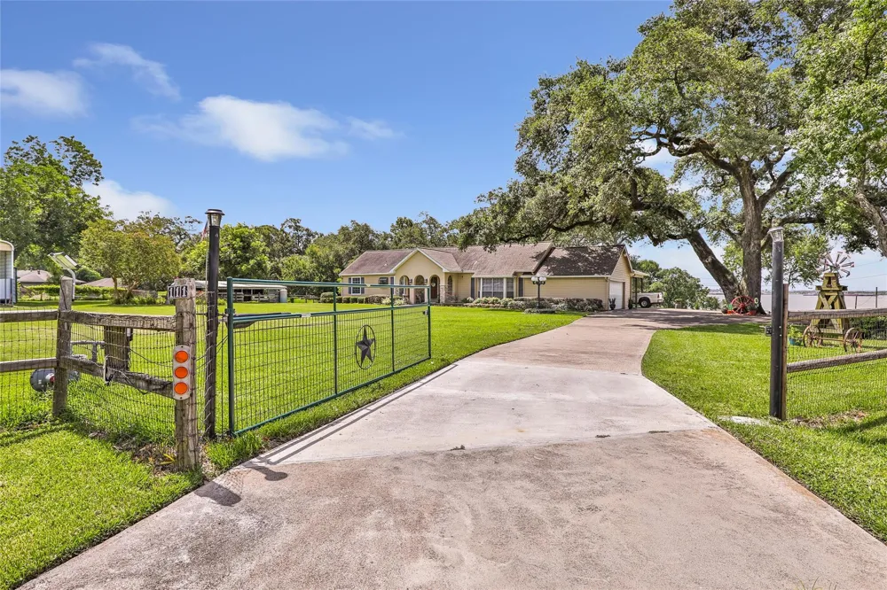 111 S 8th Street Highlands, TX 77562