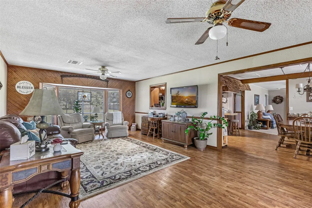111 S 8th Street Highlands, TX 77562