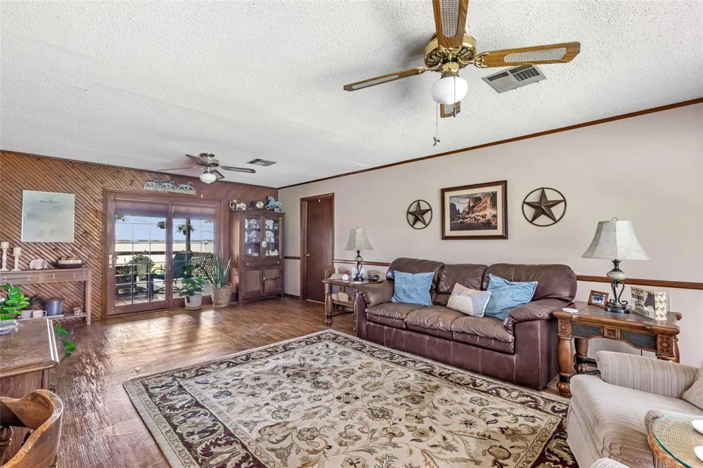 111 S 8th Street Highlands, TX 77562