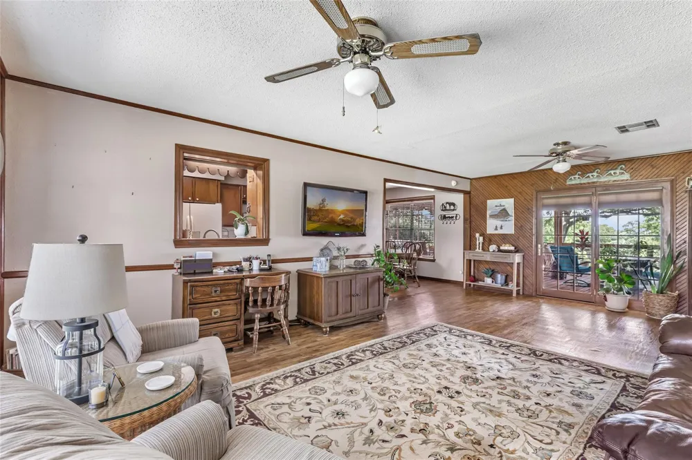 111 S 8th Street Highlands, TX 77562