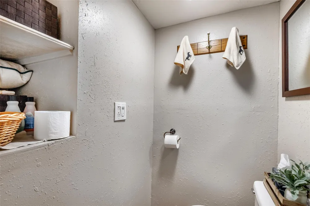 111 S 8th Street Highlands, TX 77562