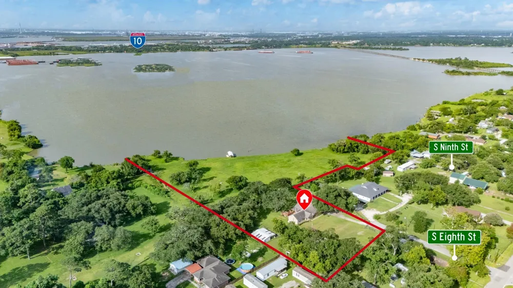 111 S 8th Street Highlands, TX 77562