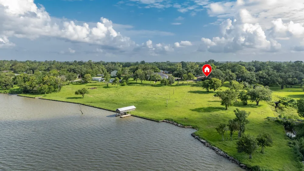 111 S 8th Street Highlands, TX 77562