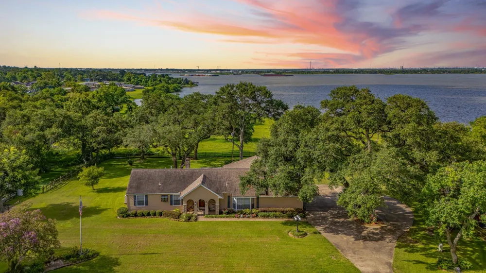 111 S 8th Street Highlands, TX 77562