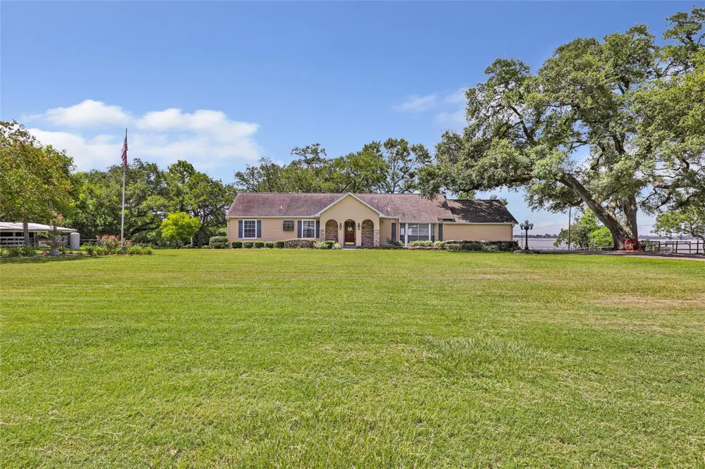 111 S 8th Street Highlands, TX 77562