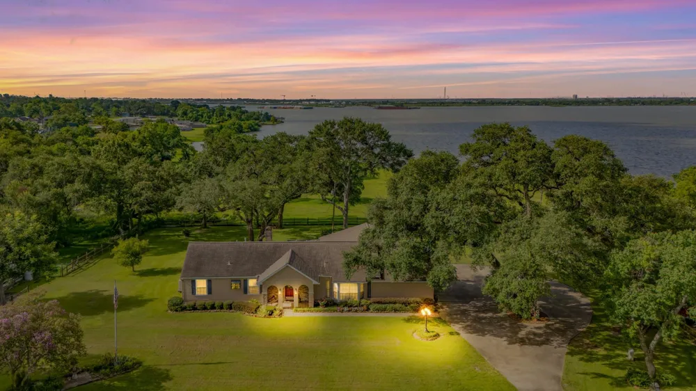 111 S 8th Street Highlands, TX 77562