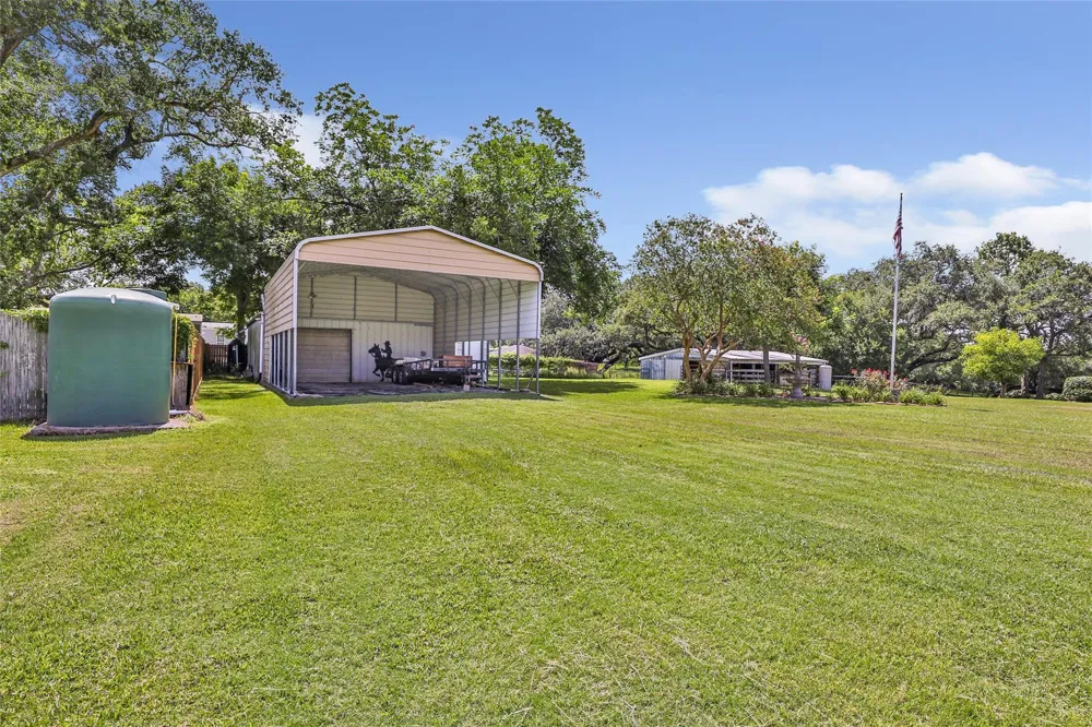111 S 8th Street Highlands, TX 77562