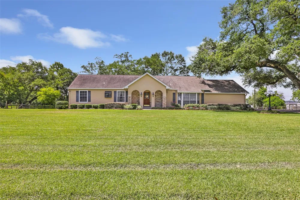 111 S 8th Street Highlands, TX 77562