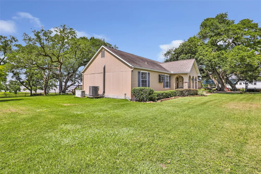 111 S 8th Street Highlands, TX 77562