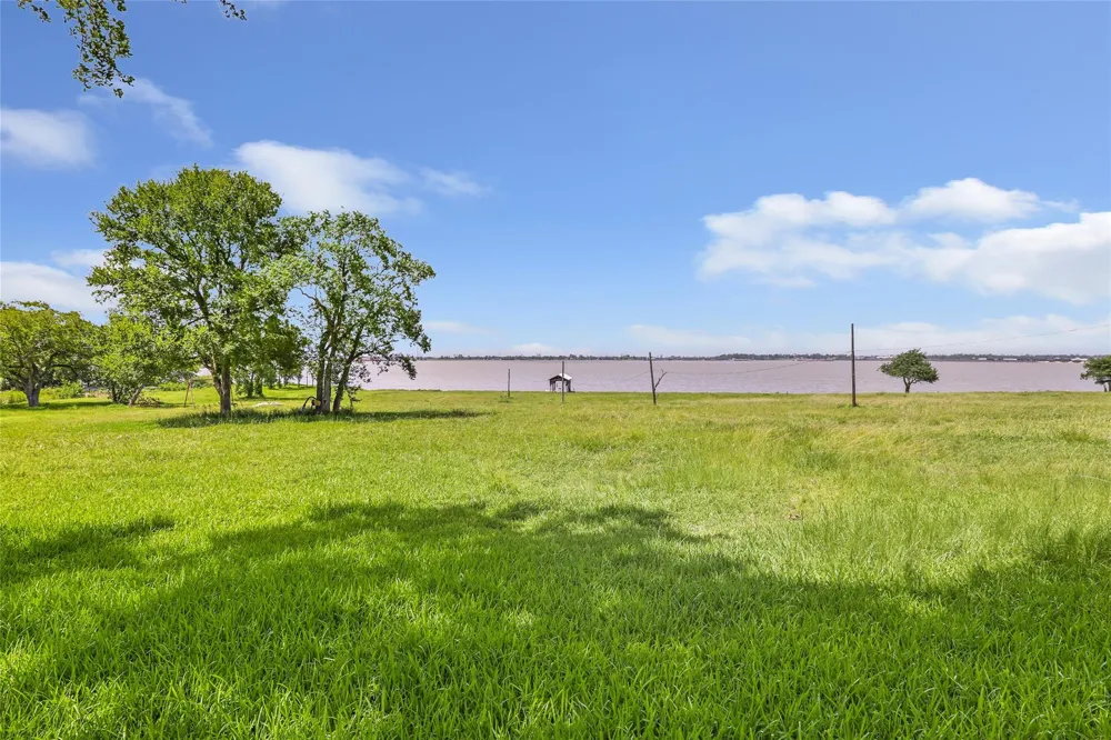 111 S 8th Street Highlands, TX 77562