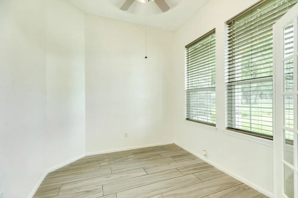 2040 Twin Lakes Boulevard West Columbia, TX 77486