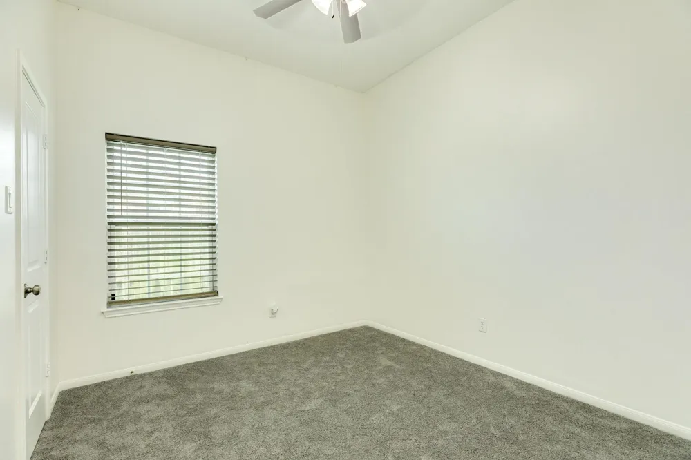 2040 Twin Lakes Boulevard West Columbia, TX 77486