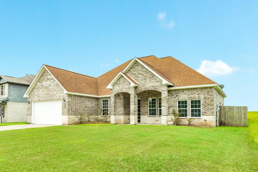 2040 Twin Lakes Boulevard West Columbia, TX 77486