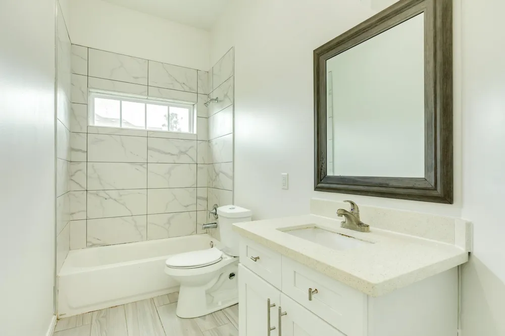 2040 Twin Lakes Boulevard West Columbia, TX 77486