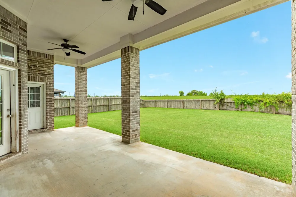 2040 Twin Lakes Boulevard West Columbia, TX 77486