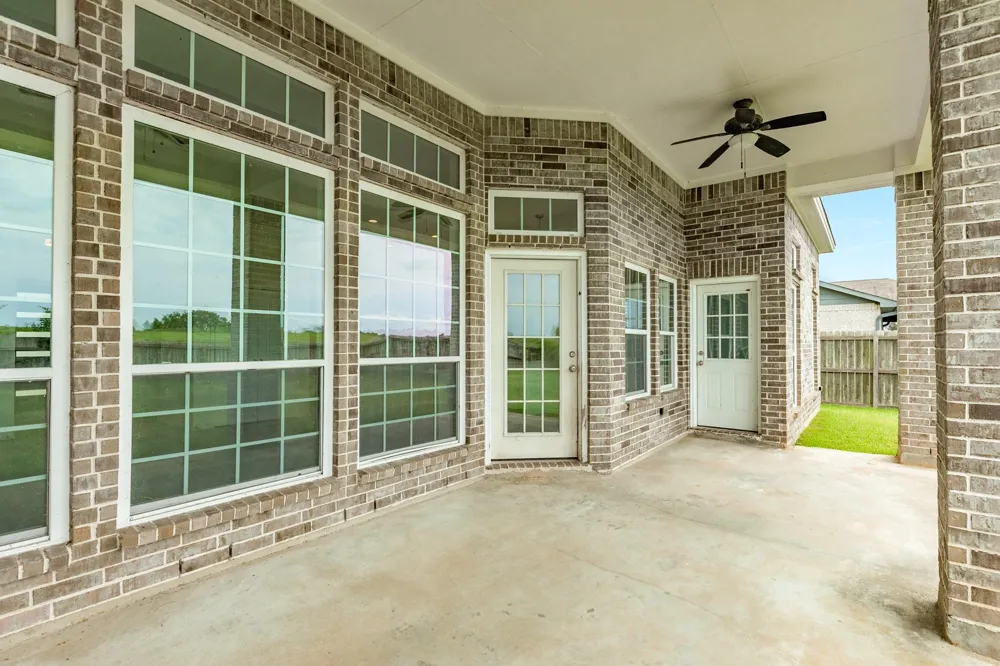 2040 Twin Lakes Boulevard West Columbia, TX 77486