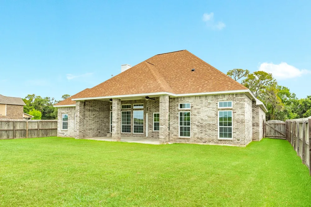 2040 Twin Lakes Boulevard West Columbia, TX 77486