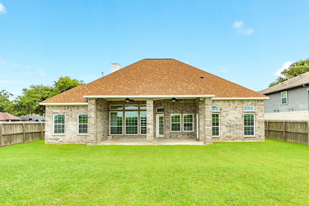 2040 Twin Lakes Boulevard West Columbia, TX 77486