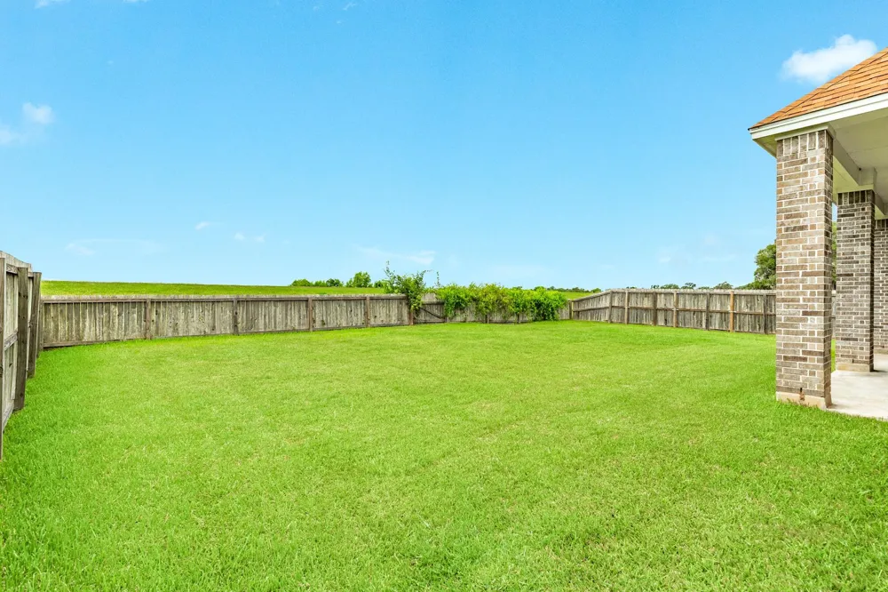 2040 Twin Lakes Boulevard West Columbia, TX 77486