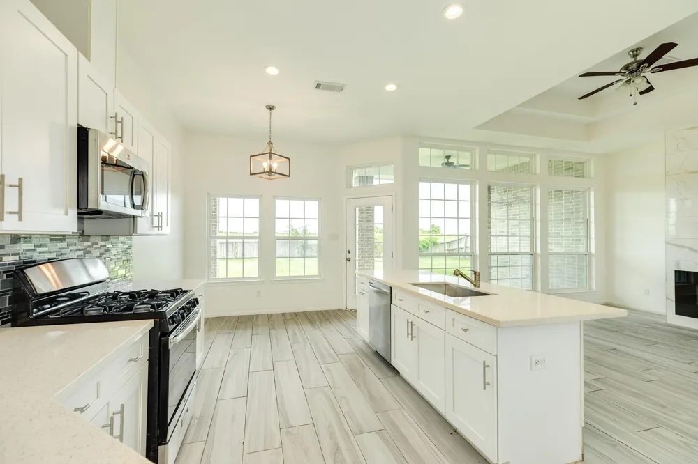 2040 Twin Lakes Boulevard West Columbia, TX 77486