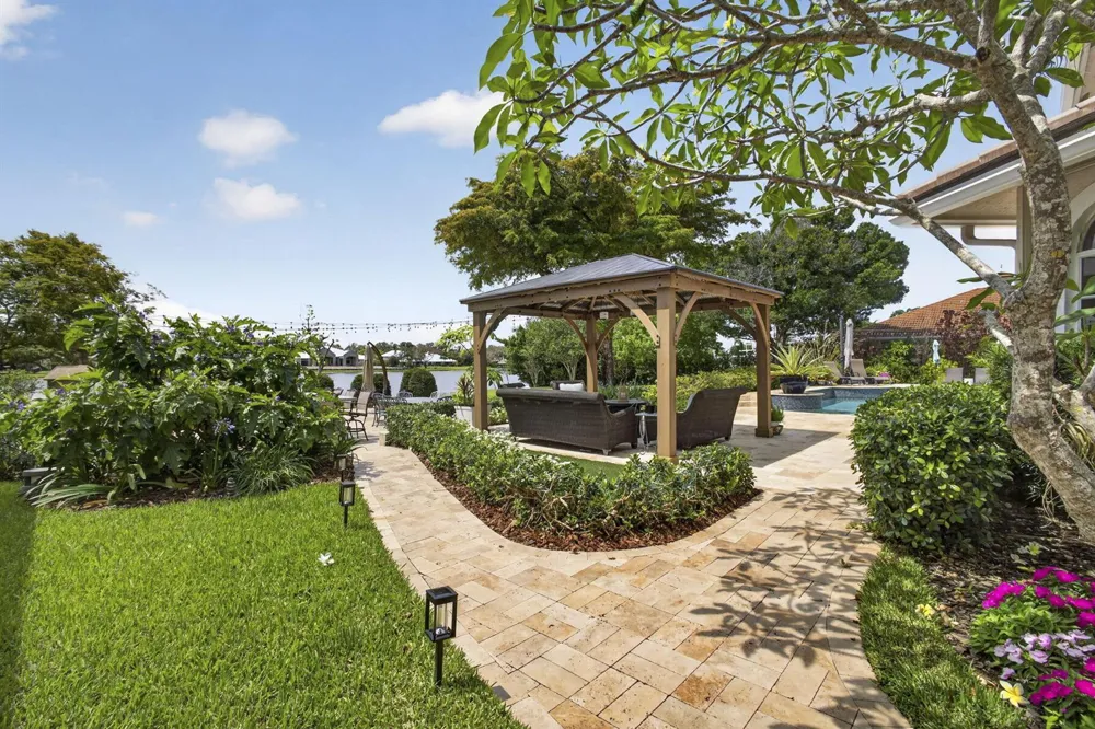 8704 WENDY LANE E West Palm Beach, FL 33411