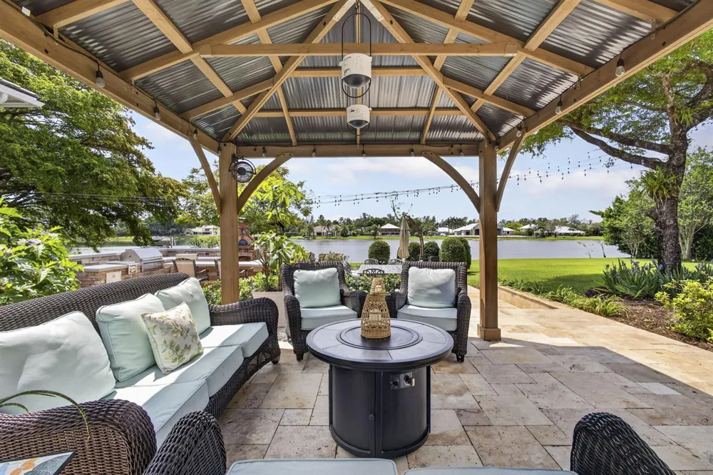 8704 WENDY LANE E West Palm Beach, FL 33411